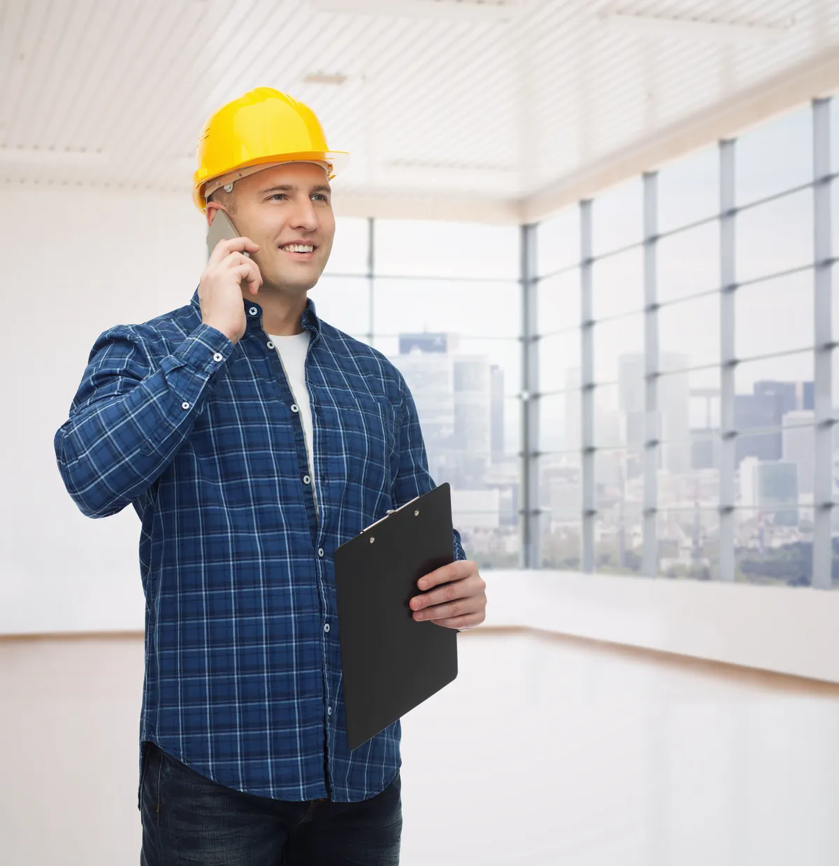 Bouwvakker met klembord aan de telefoon